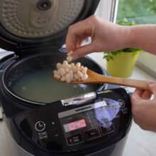 Boabe de fasole albă fierte la multicooker pentru rețeta de zacuscă