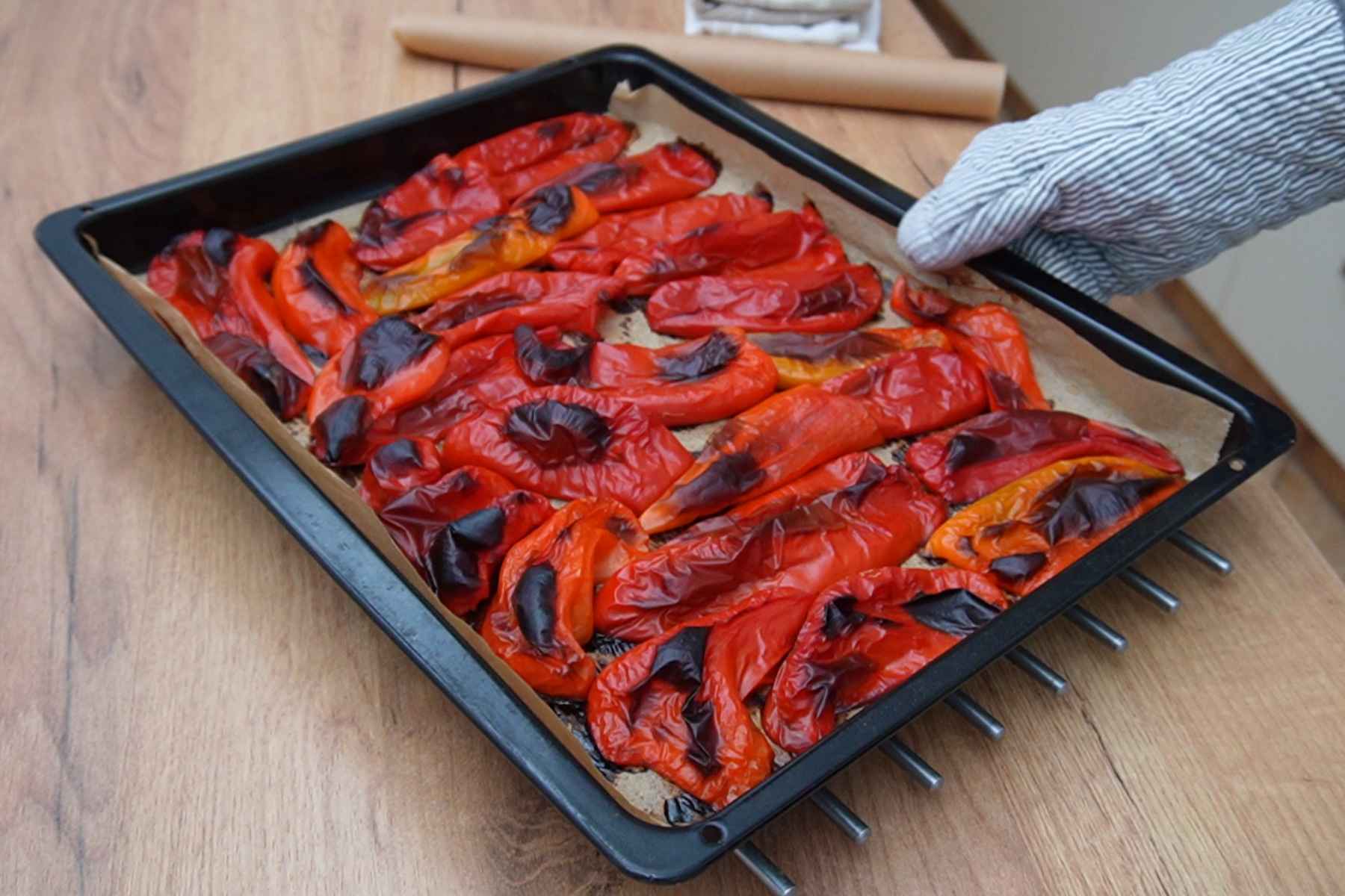 Jumătăți de ardei kapia coapte la cuptor, rumenite și ușor înnegrite pe alocuri