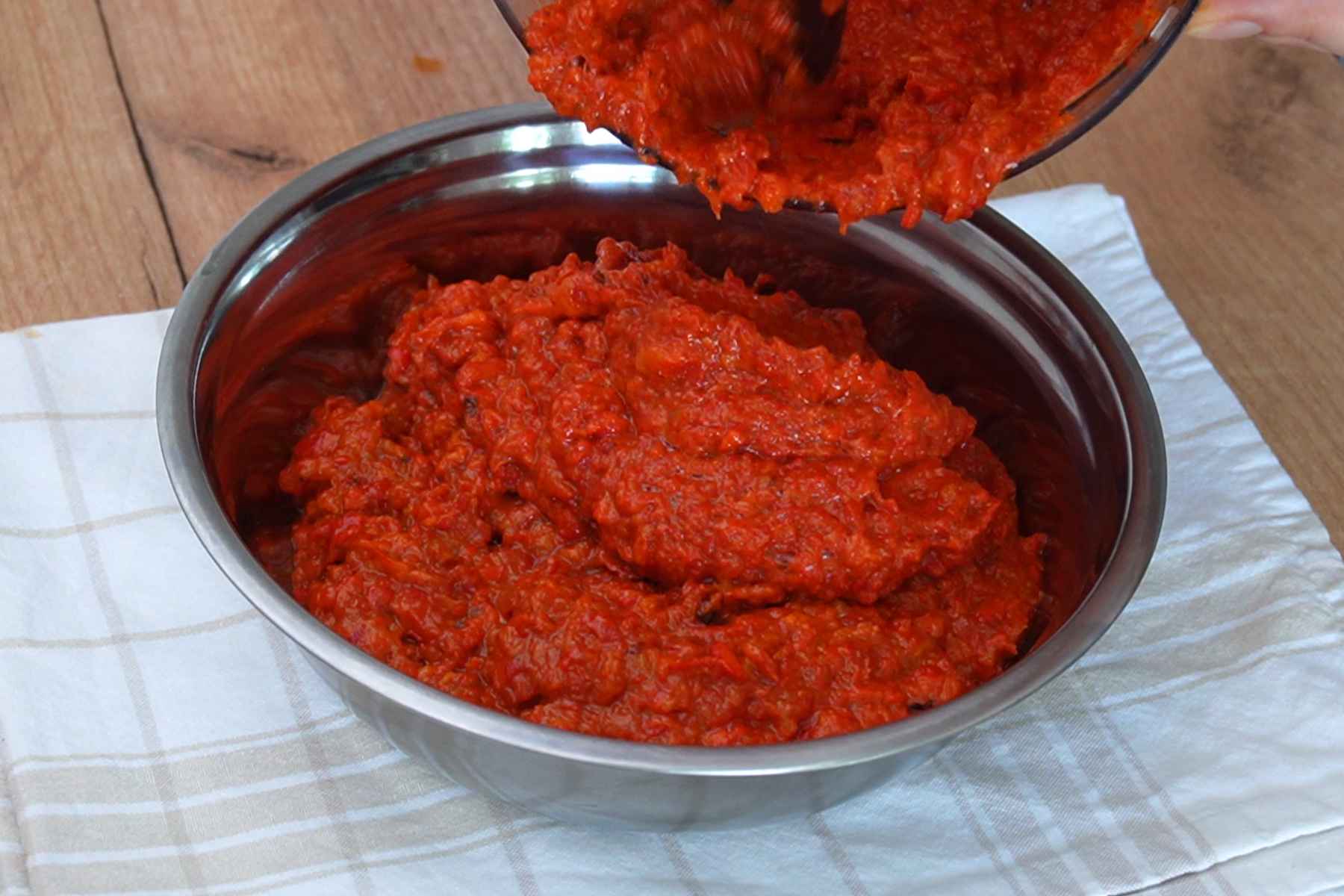 Ardei kapia copți și pasați, turnați într-un bol pentru zacusca cu fasole boabe