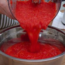 Roșii proaspete pasate la blender pentru sosul folosit la zacusca de fasole