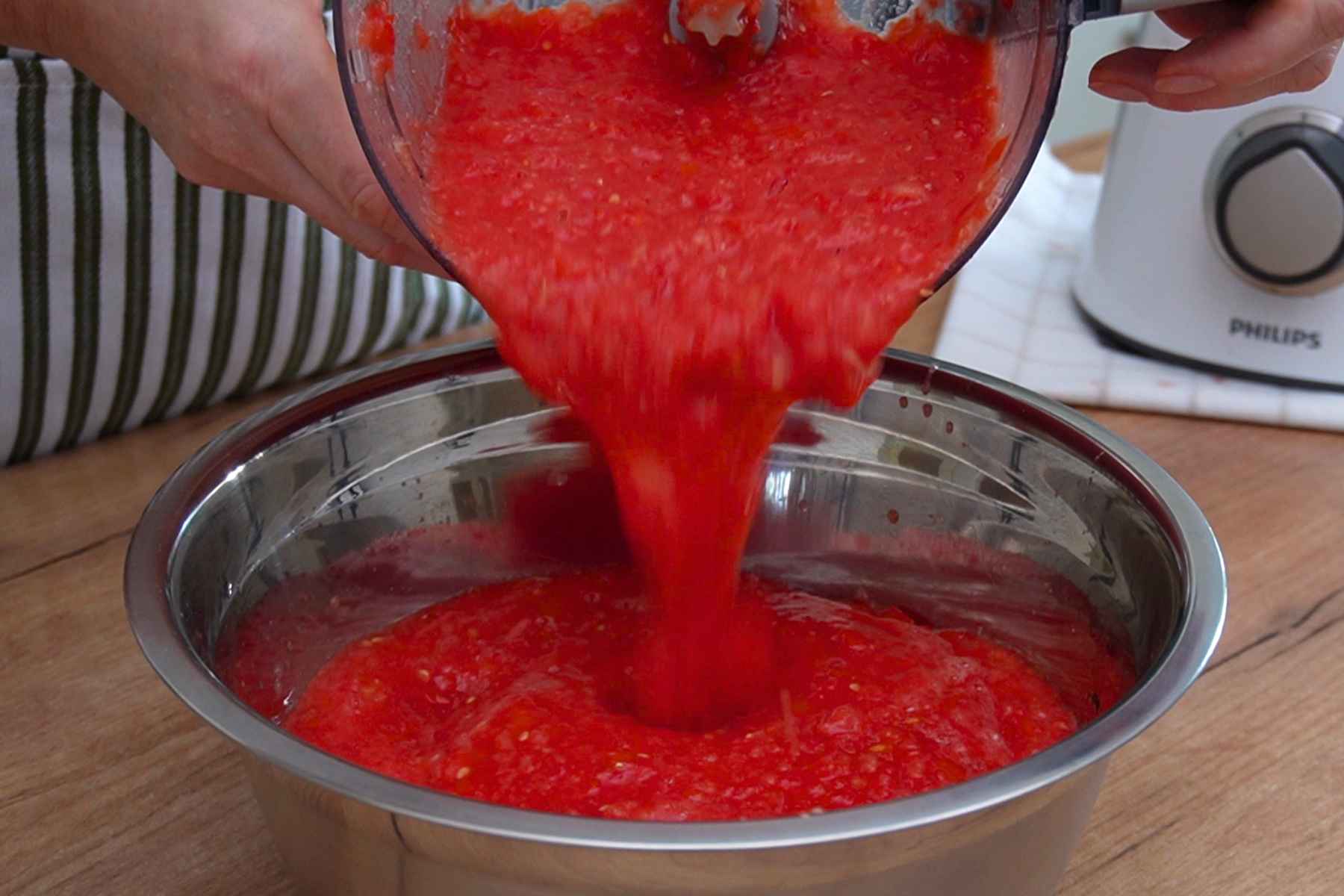 Roșii proaspete pasate la blender pentru sosul folosit la zacusca de fasole