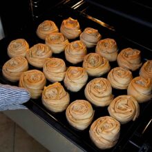Baclavale cu nucă în formă de trandafiri, rumenite în tava cuptorului