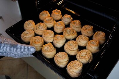 Baclavale cu nucă în formă de trandafiri, rumenite în tava cuptorului
