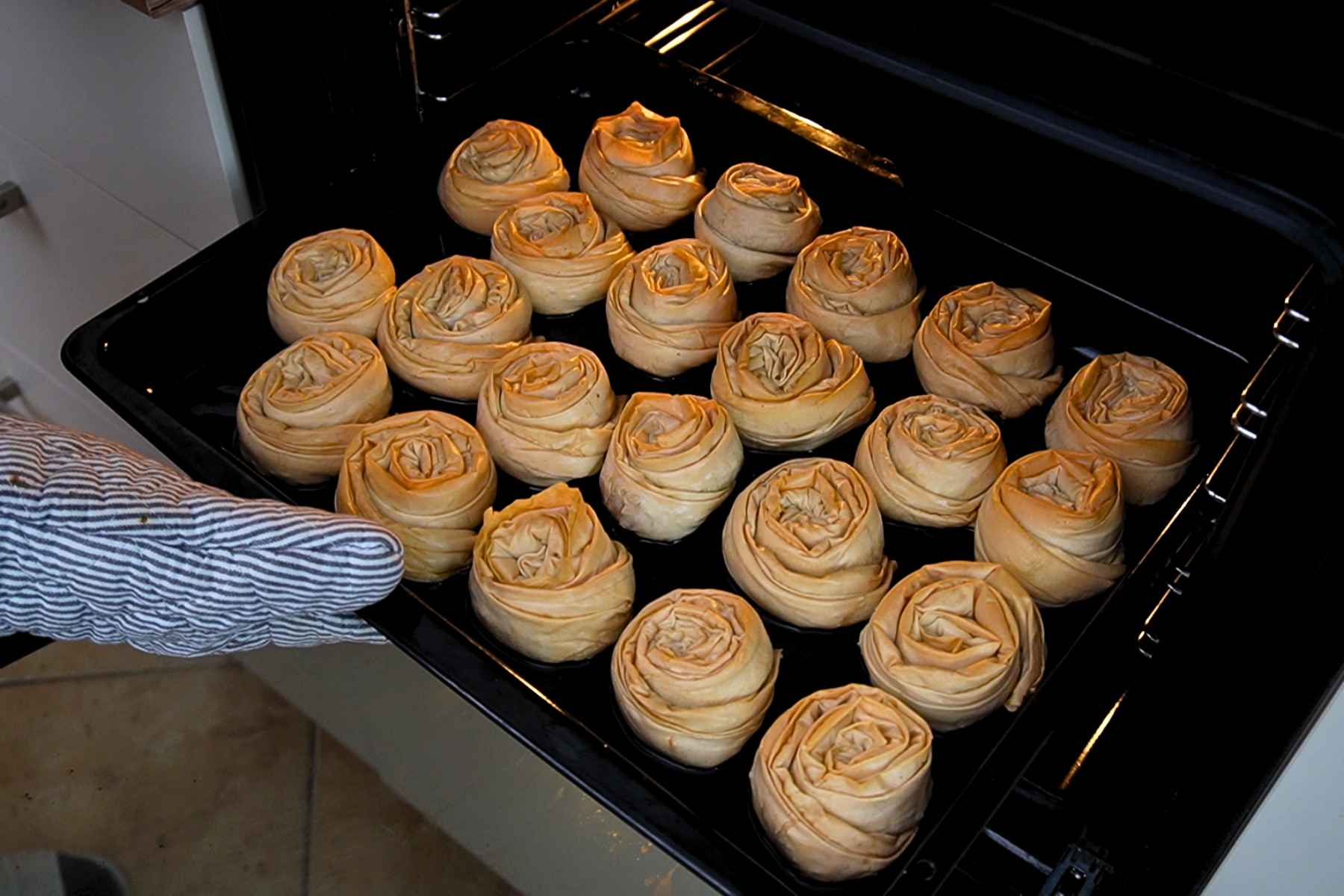 Baclavale cu nucă în formă de trandafiri, rumenite în tava cuptorului
