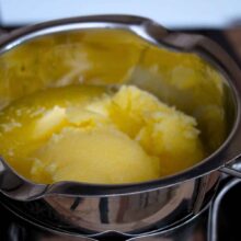 Ghee topit folosit pentru ungerea foilor de baclava