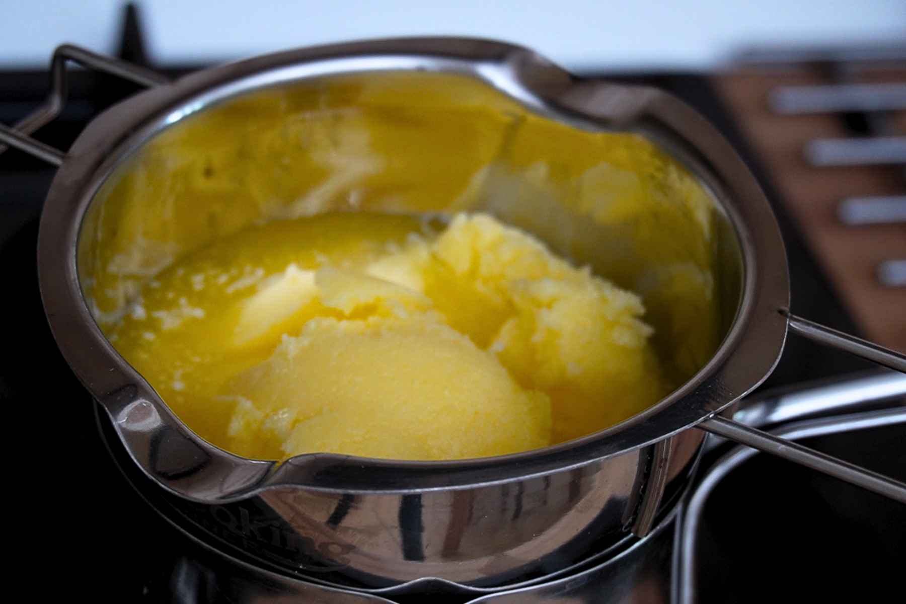 Ghee topit folosit pentru ungerea foilor de baclava
