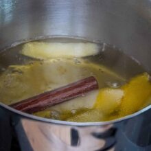 Prepararea siropului pentru baclava cu miere, coajă de lămâie și baton de scorțișoară
