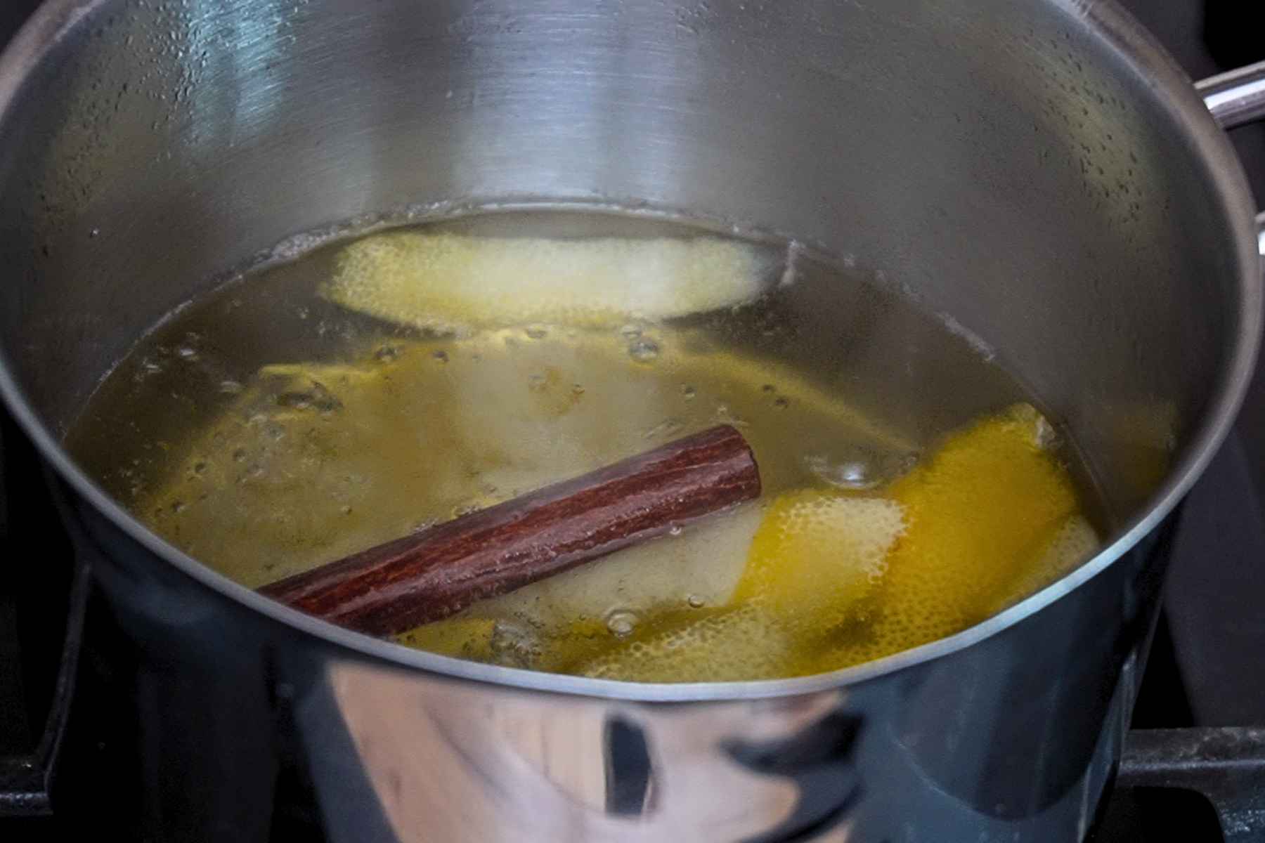 Prepararea siropului pentru baclava cu miere, coajă de lămâie și baton de scorțișoară