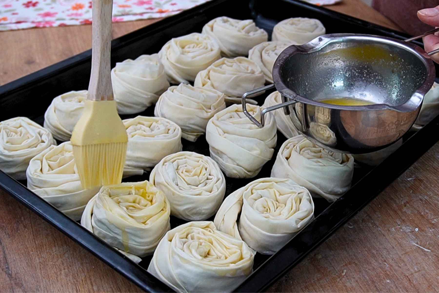 Ungerea baclavalelor cu ghee topit înainte de coacere