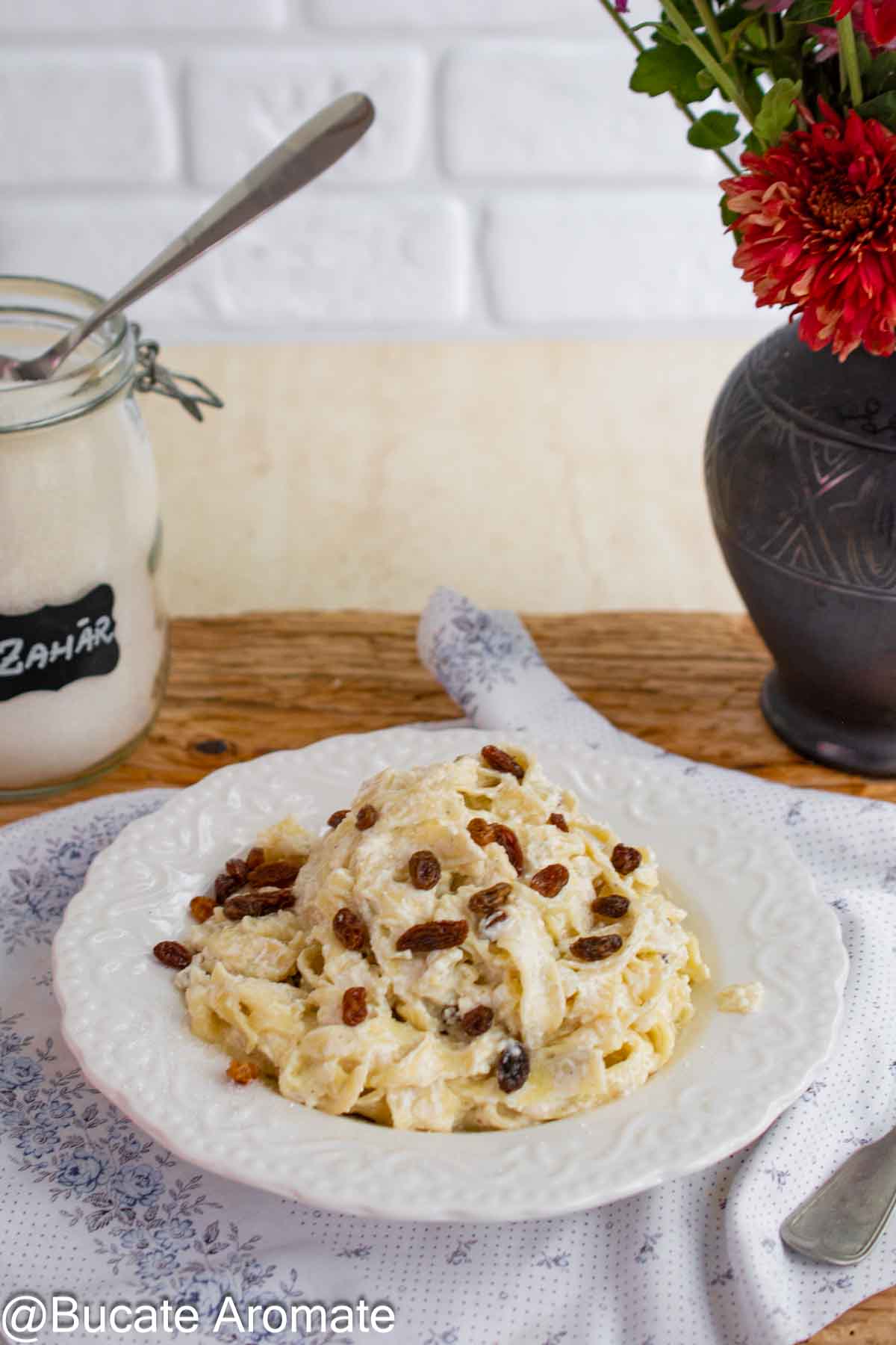 Farfurie cu tăieței lați, brânză dulce cremoasă și stafide