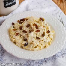 Tăieței cu brânză dulce de vaci și stafide, serviți calzi