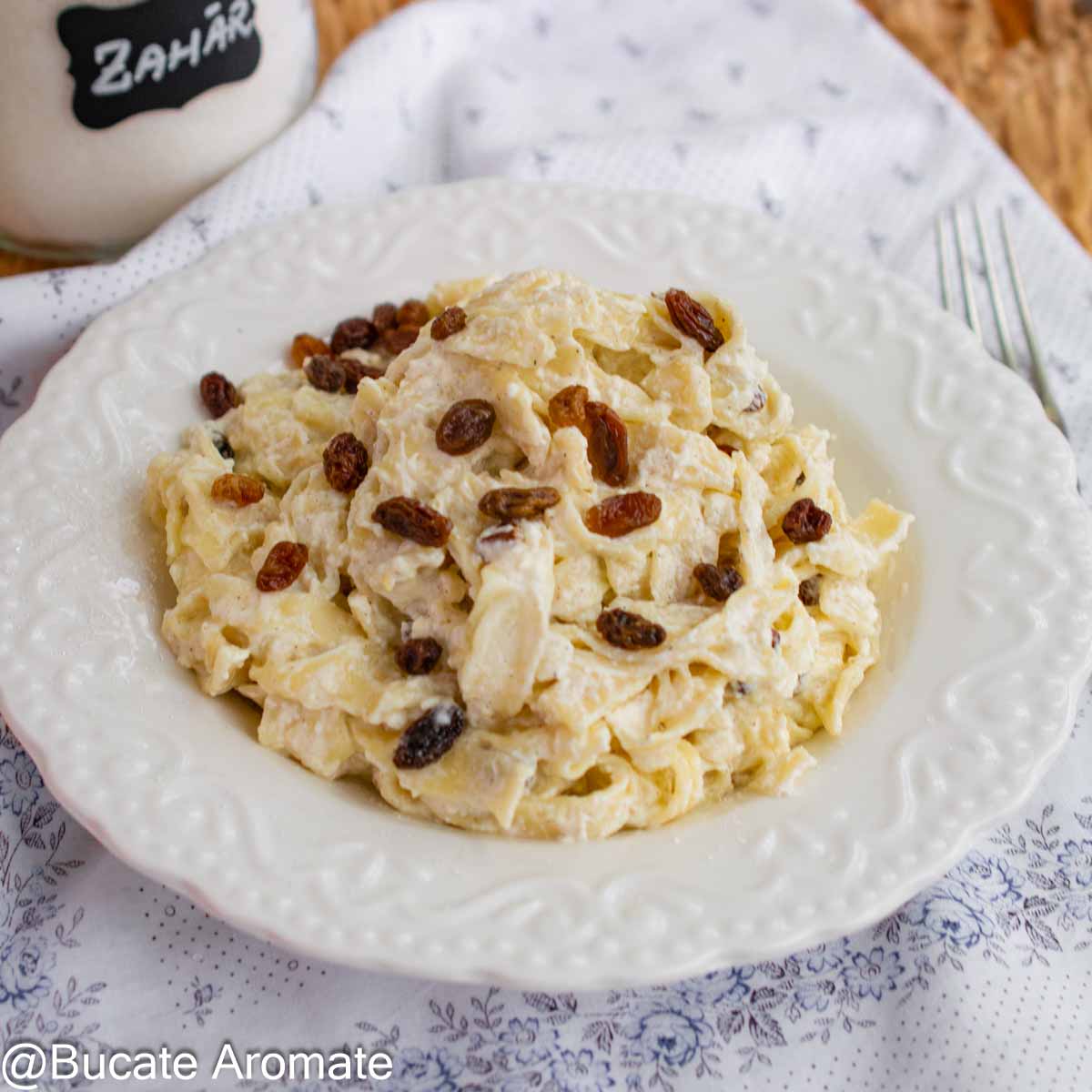 Tăieței cu brânză dulce de vaci și stafide, serviți calzi