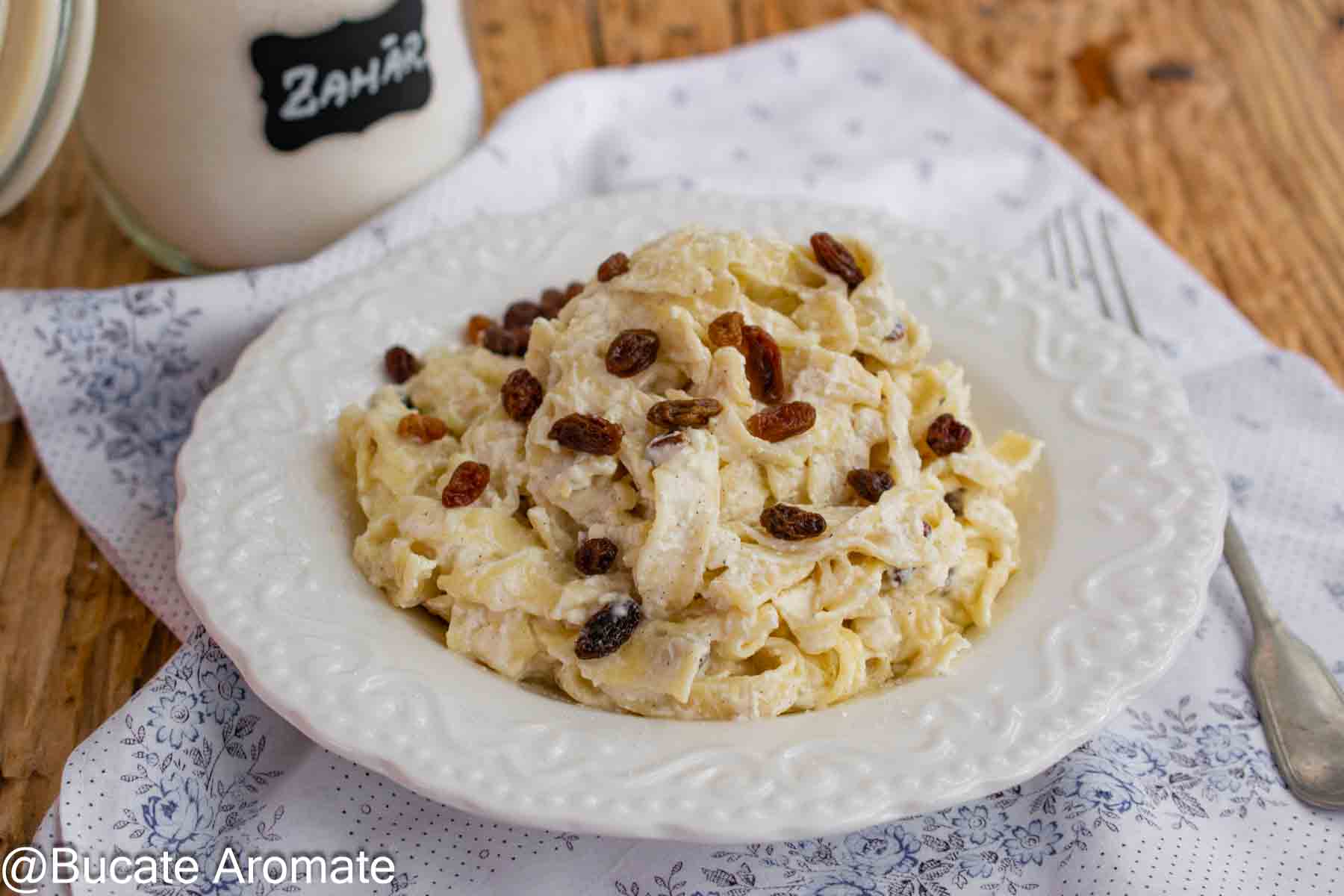 Tăieței cremoși cu brânză dulce și stafide