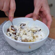 Prepararea cremei de brânză dulce cu smântână, stafide, zahăr vanilat și coajă de lămâie