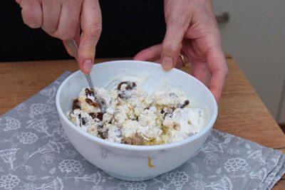 Prepararea cremei de brânză dulce cu smântână, stafide, zahăr vanilat și coajă de lămâie